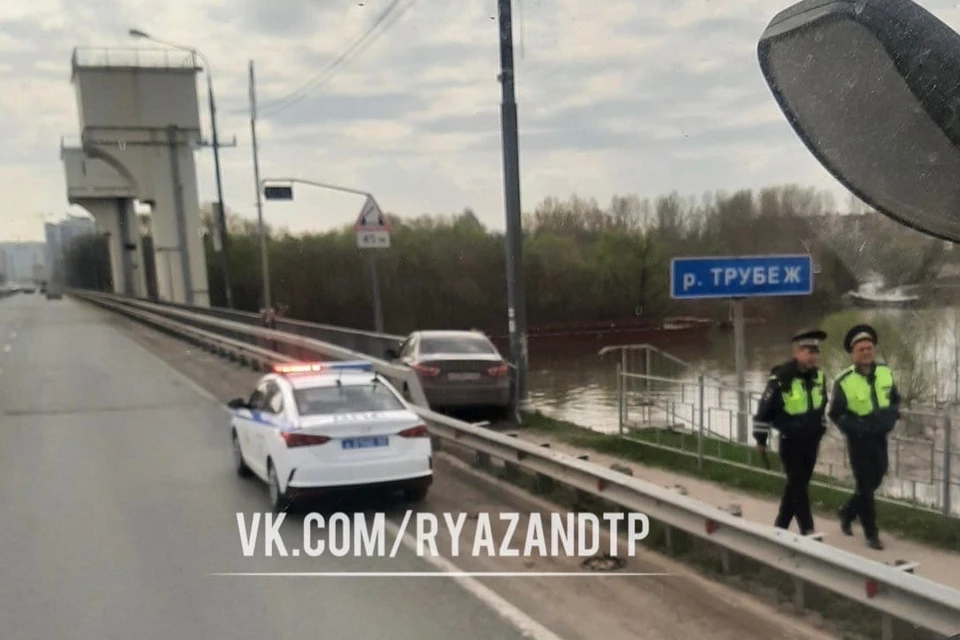 На Северной Окружной дороге Рязани автомобиль «Лада Веста» оказался на тротуаре и врезался в ограждение моста через реку Трубеж.