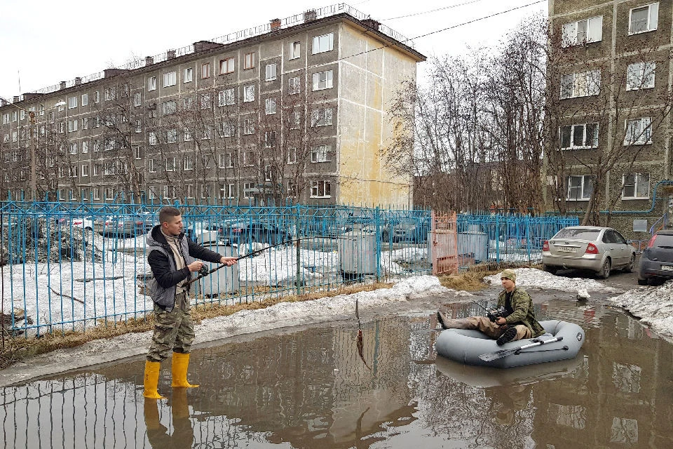 Молодые люди всех повеселили своим "флешмобом". Фото: vk.com/mihael_smedsen