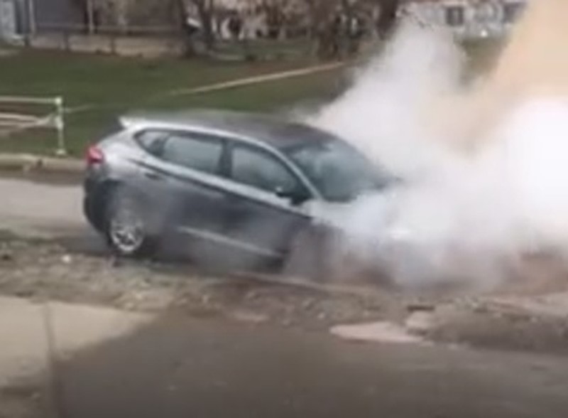 В Ижевске автомобиль провалился в яму с горячей водой. Фото: скриншот видео