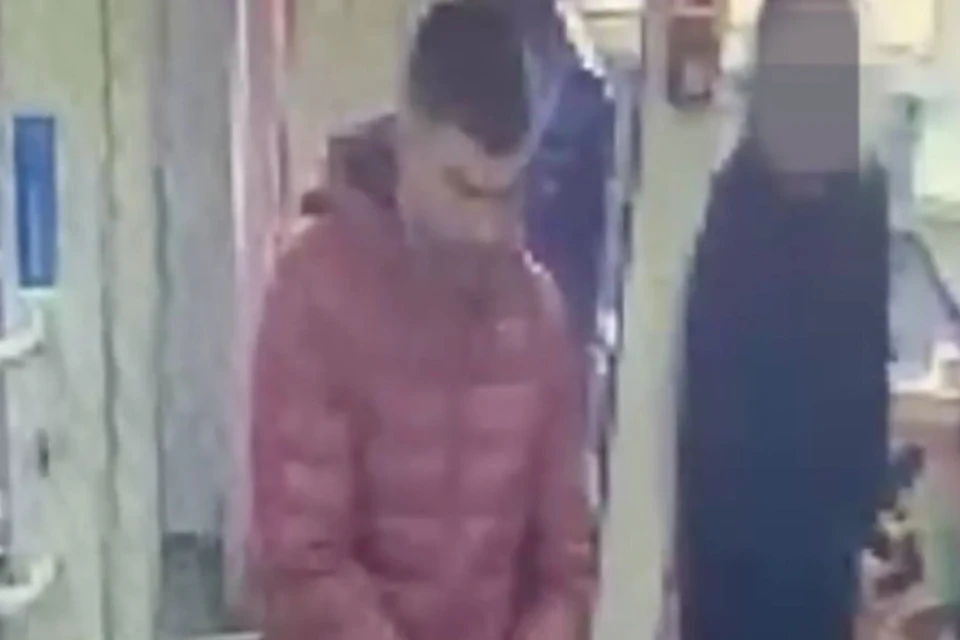 Мужчина украл у спящего пассажира личные вещи. Фото: стоп-кадр с видео.