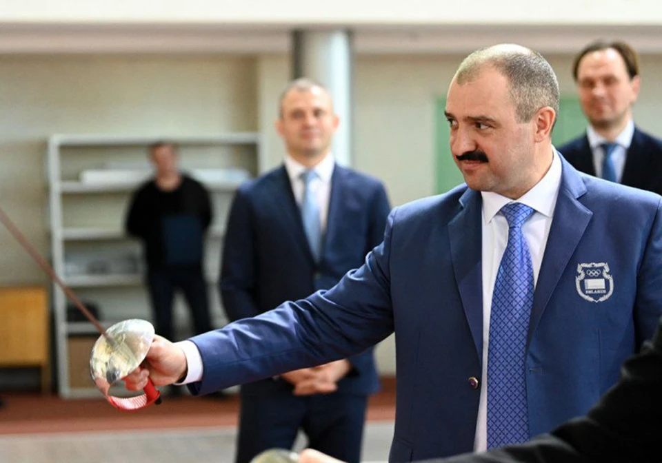 Виктор Лукашенко присутствовал во время проведения спортсменами мастер-классов. Фото: НОК РБ