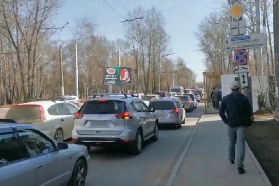 В Иркутске сузили движение по плотине ГЭС. Как город переживает первый день в пробках