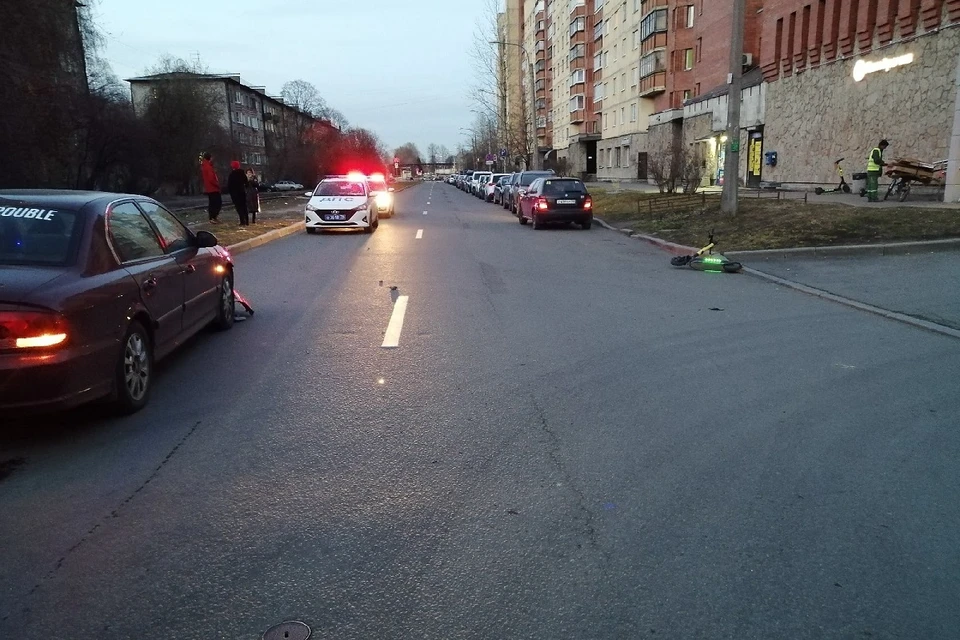 На улице Дутко иномарка сбила человека на электросамокате. Фото: vk.com/spb_today