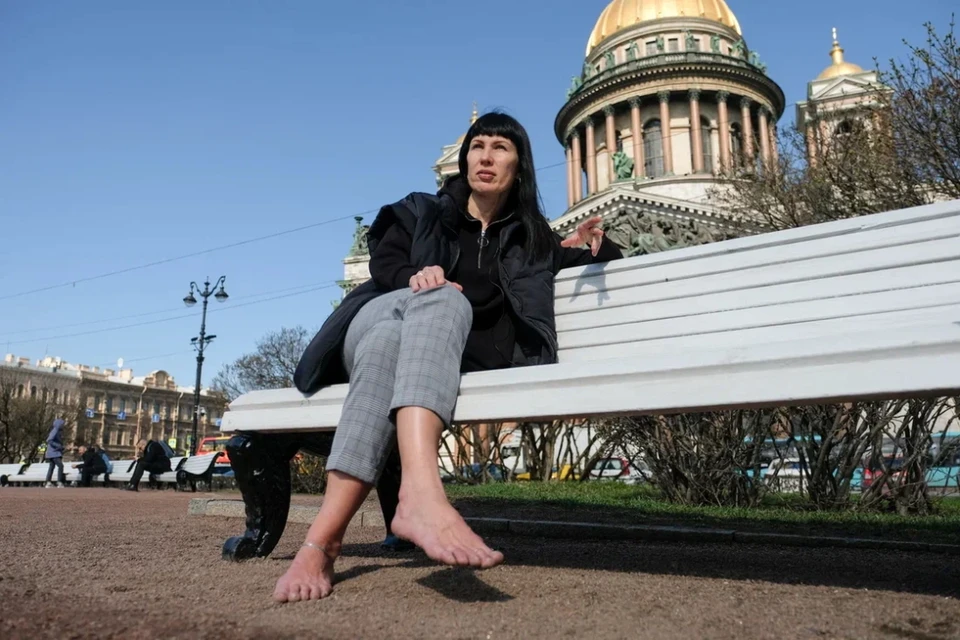 Петербурженка Алена Тарасова два года ходит без обуви, пока окружающие удивляются, смеются и крутят пальцем у виска.