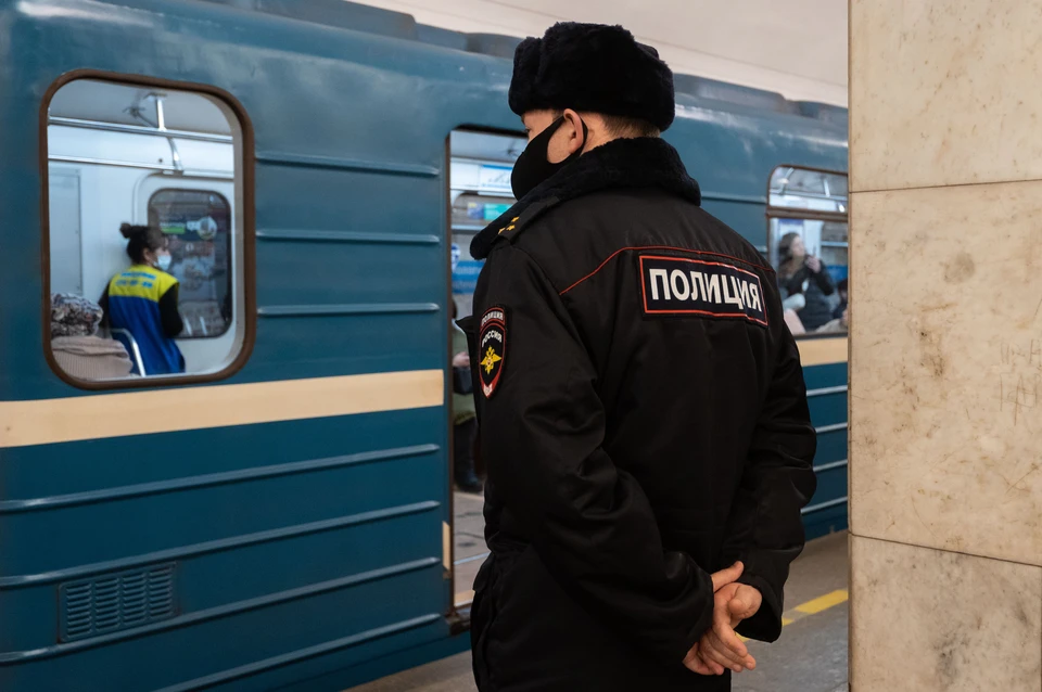 Полиция задержала пьяного пассажира, угрожавшего ножом сотрудникам петербургского метро