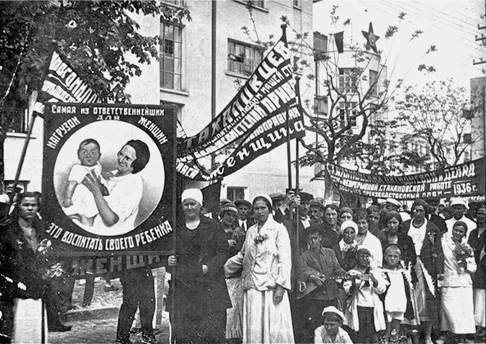 Празднование 1 мая в 1930-е годы, ул. Б. Морская. Фото: сообщество ВК «Ретро Севастополь».