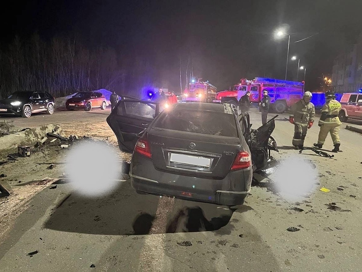 В Мегионе водитель и пассажир легковушки погибли после столкновения с  бетонной трубой - KP.RU