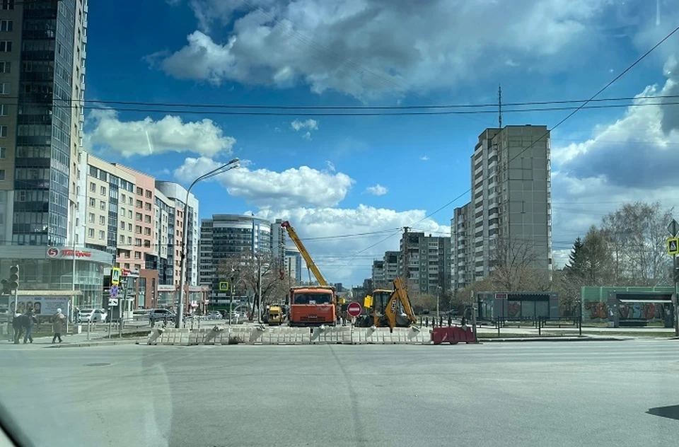 На месте работают дорожные специалисты. Фото: читатель "КП-Екатеринбург"