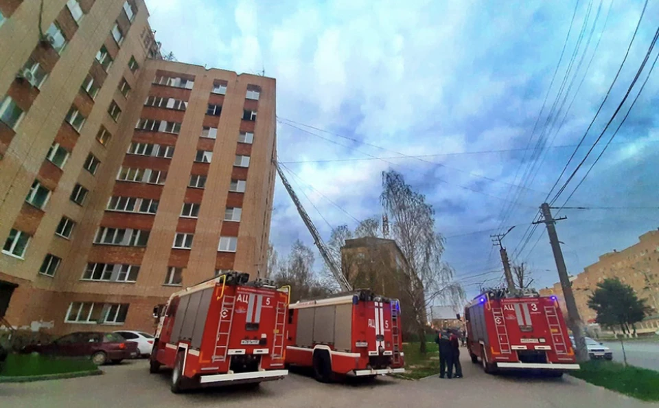 Двух человек эвакуировали из горящей квартиры в Смоленске. Фото: пресс-служба ГУ МЧС по Смоленской области.