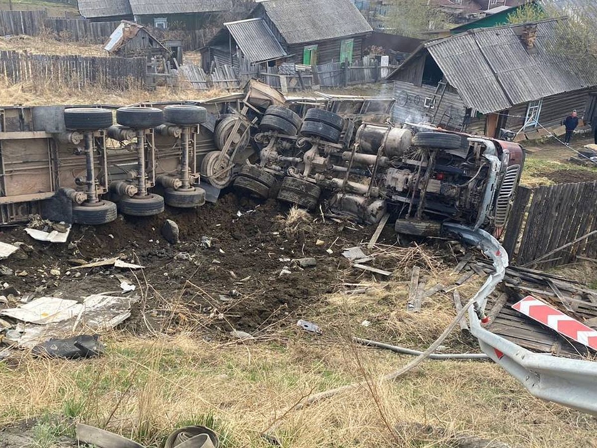 Большегруз с бетонными столбами вылетел в кювет на трассе возле Култука -  KP.RU