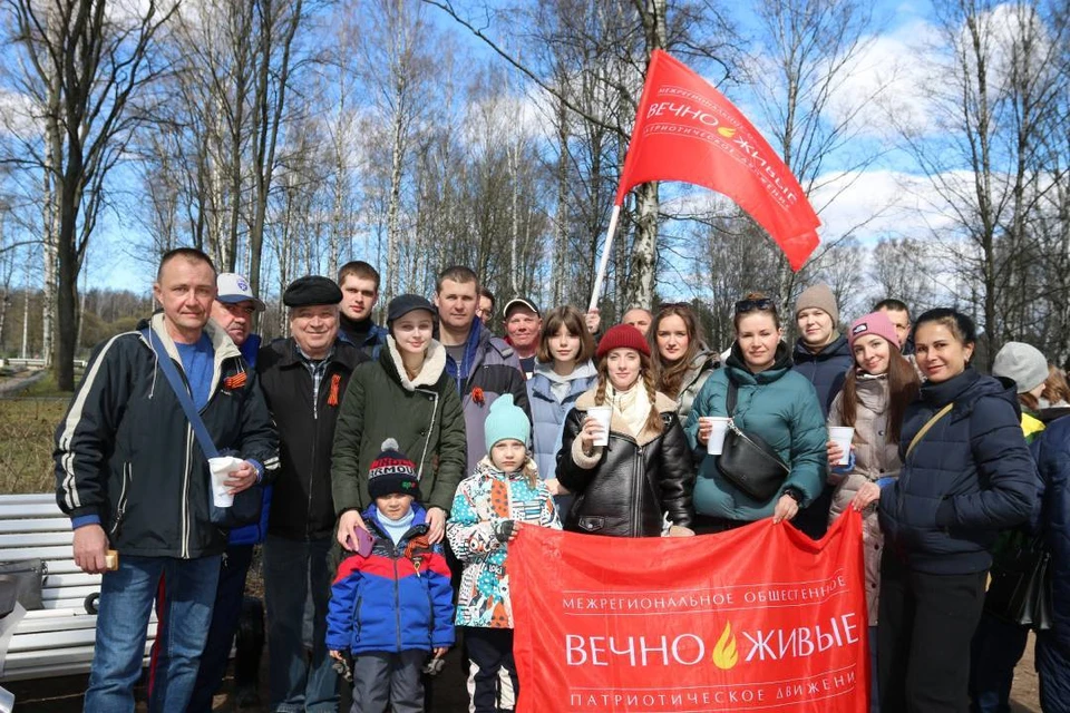 Участники движения «ВЕЧНО ЖИВЫЕ» приняли участие в субботнике. Фото: пресс-служба холдинга «РСТИ».
