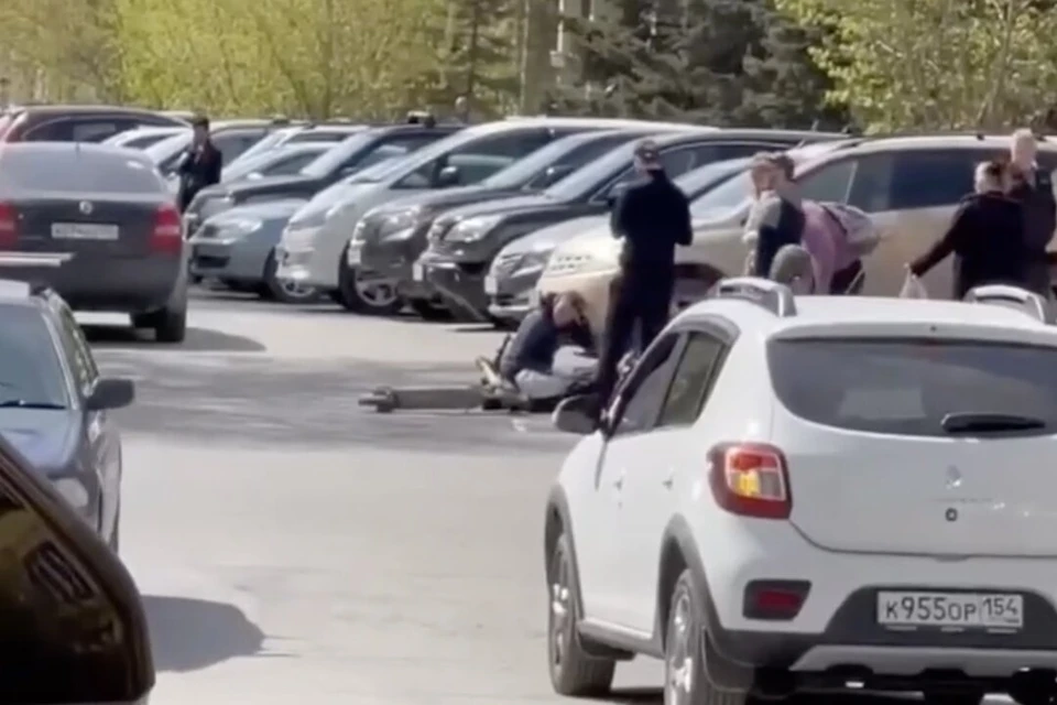 Сбили самокатчиков на пешеходном переходе. Фото: кадр из видео