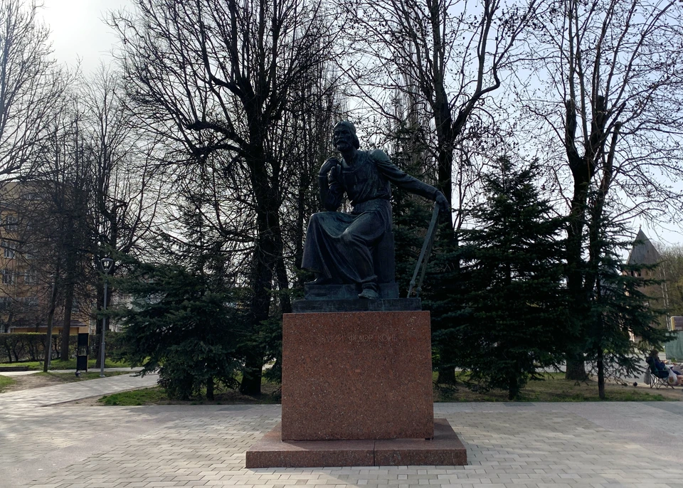 В Смоленске приступили к очистке памятников после зимы.