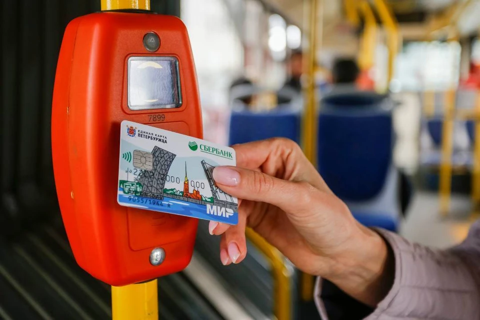 За три года Единую карту петербуржца в Сбербанке оформили более 800 тысяч человек. Фото: пресс-служба Сбербанка.
