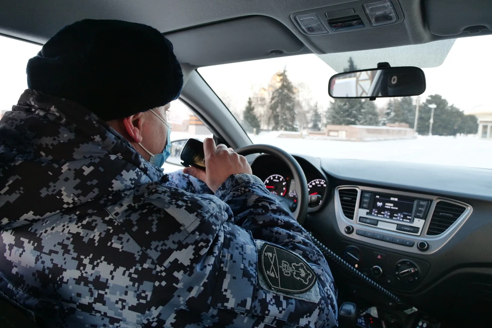 В Кемерове житель избил сторожа железным ведром.