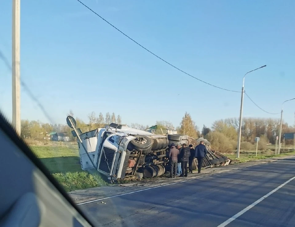 В Тульской области в селе Гремячее перевернулась фура