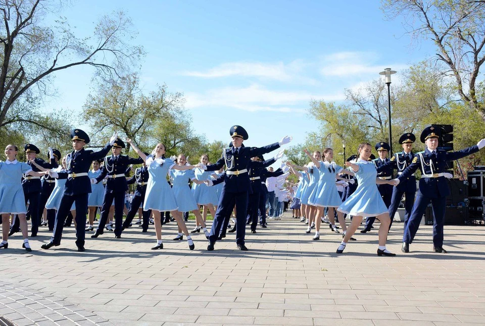 Оренбургские студенты училищ, колледжей и кадеты вышли на вальс в парке имени В.И.Ленина