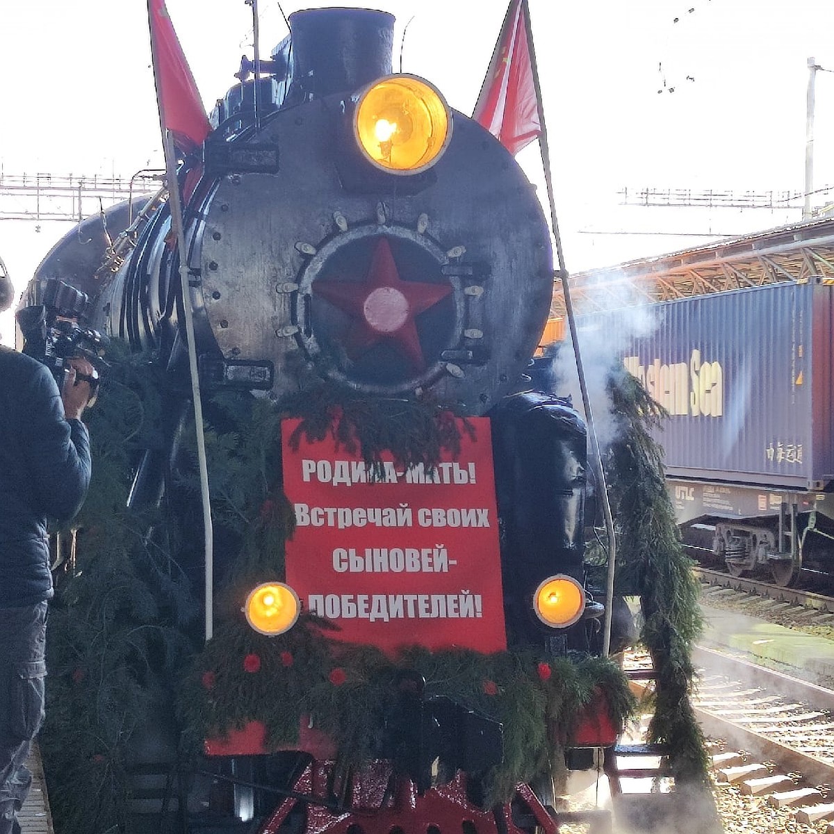 Вальс и песни на перроне»: в Самаре встретили легендарный поезд Победы -  KP.RU