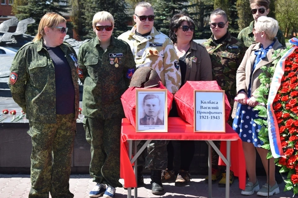 Куряне почтили память героев минутой молчания и возложили цветы к Вечному огню и памятнику Георгию Жукову