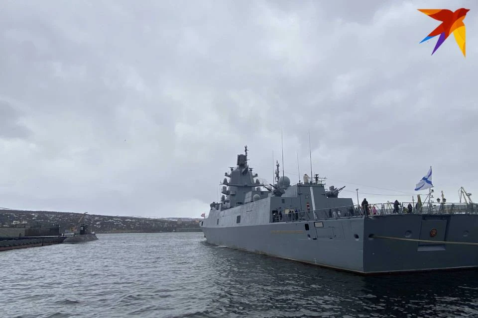 "Калуга и "Адмирал Горшков" стоят у морского вокзала.