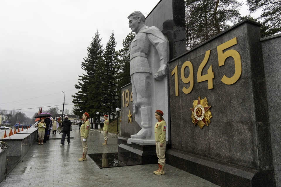 Памятник открытый в 2020. Памятник войнам 1941 года в Бодайбо. Памятник героям славы Бодайбо. Открыли мемориал воинам ВОВ. Памятники ВОВ на Украине.