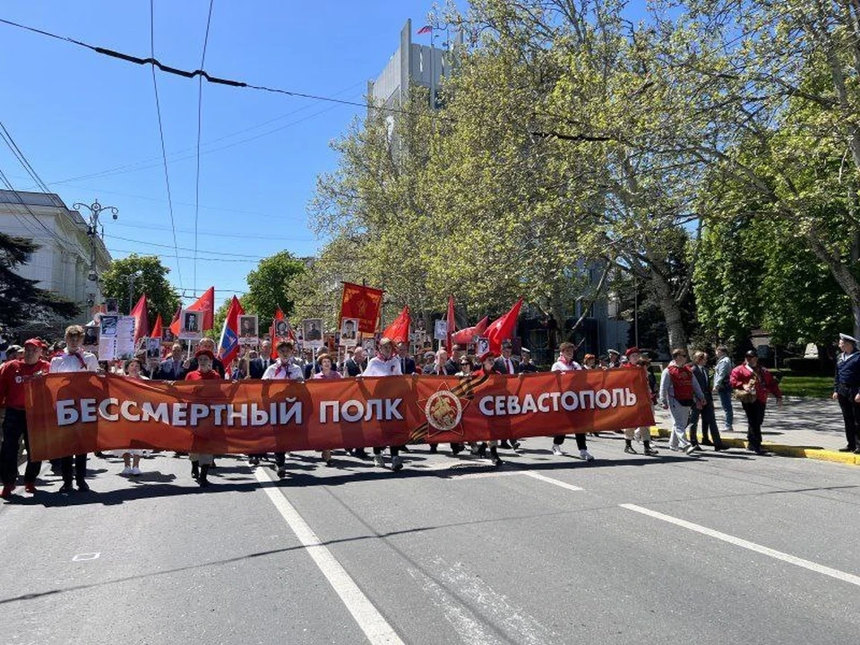 Севастопольцы пронесли по улицам города портреты родных и близких. Фото: пресс-служба правительства Севастополя