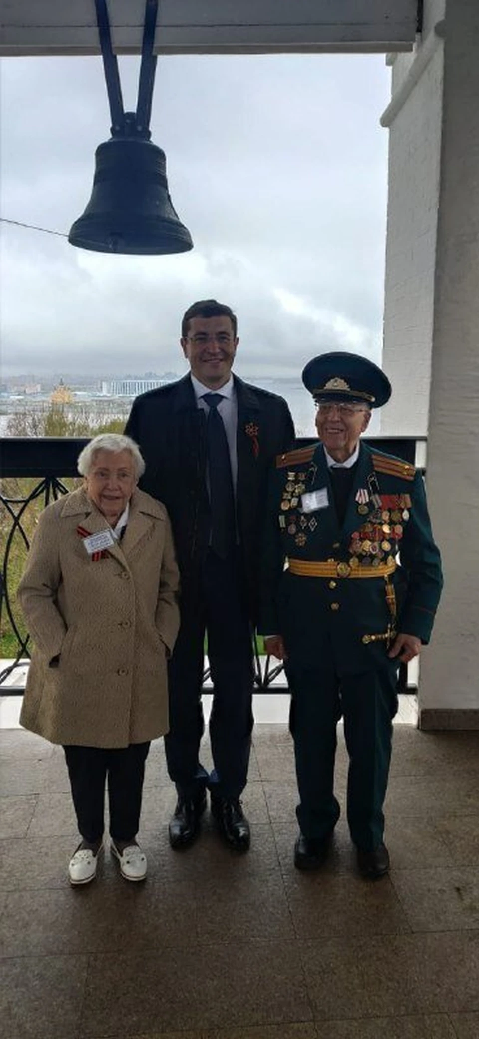 Глава региона с ветеранами. Фото: телеграм-канал Глеба Никитина.