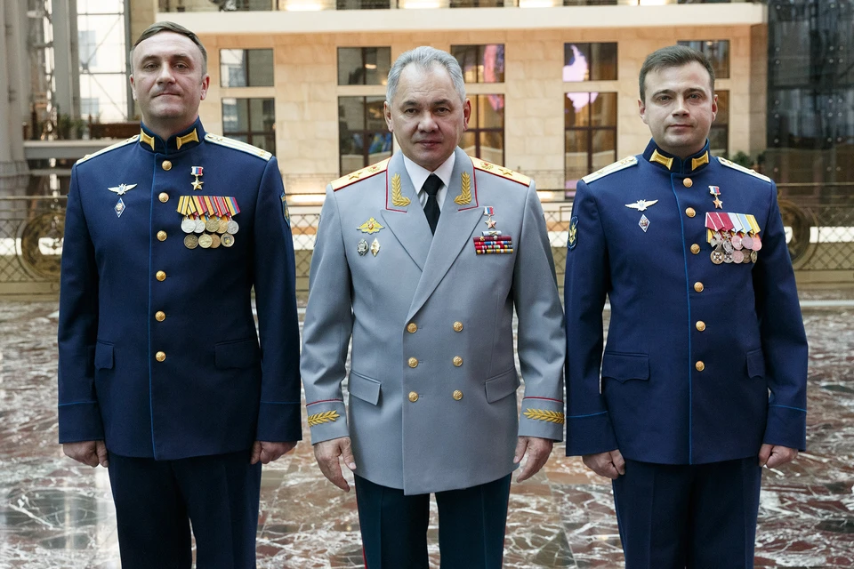 Сергей Шойгу и Герои России подполковник Дмитрий Литвинов (слева) и майор Виктор Дудин (справа)