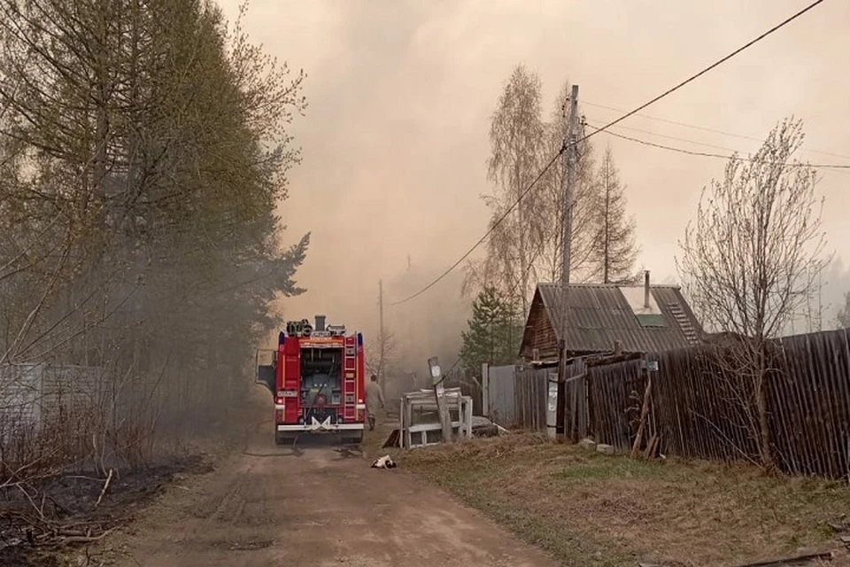 Быстрому распространению огня способствуют сильные порывы ветра. Фото: ГУ МЧС по Свердловской области