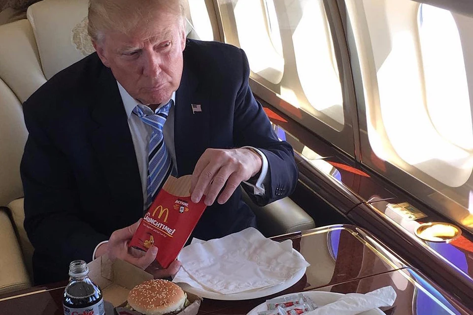 Самым частым объектом критики диетологов является Дональд Трамп. 45-ый президент США – явно не является поборником здорового питания: он обожает гамбургеры и газировку.