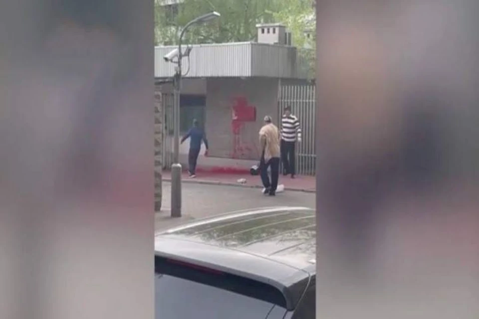 Посольство Польши в России облили краской Фото: кадр из видео