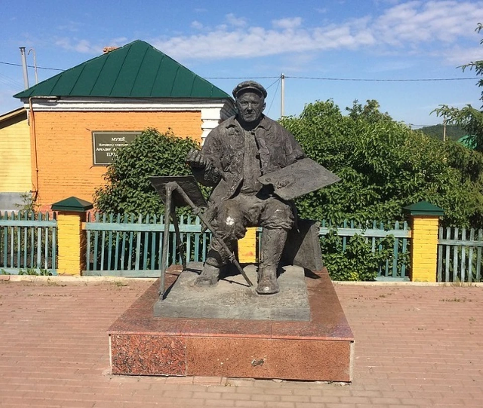 Памятник художнику возле его музея в Прислонихе.