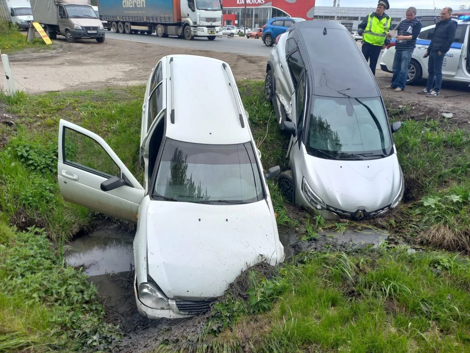 На Южной окружной Рязани два автомобиля вылетели в кювет