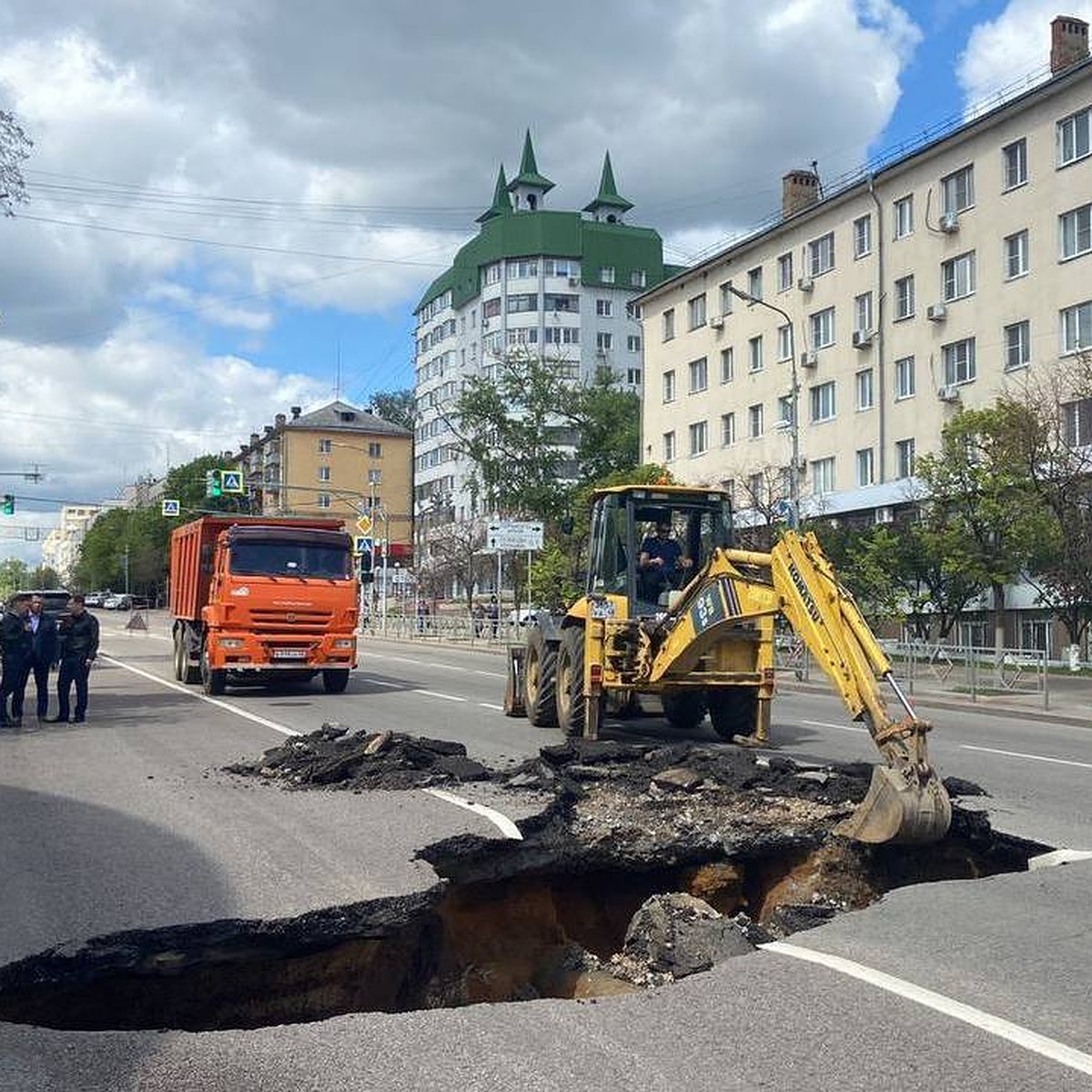 В Липецке на улице Советская провалился асфальт из-за порыва - KP.RU