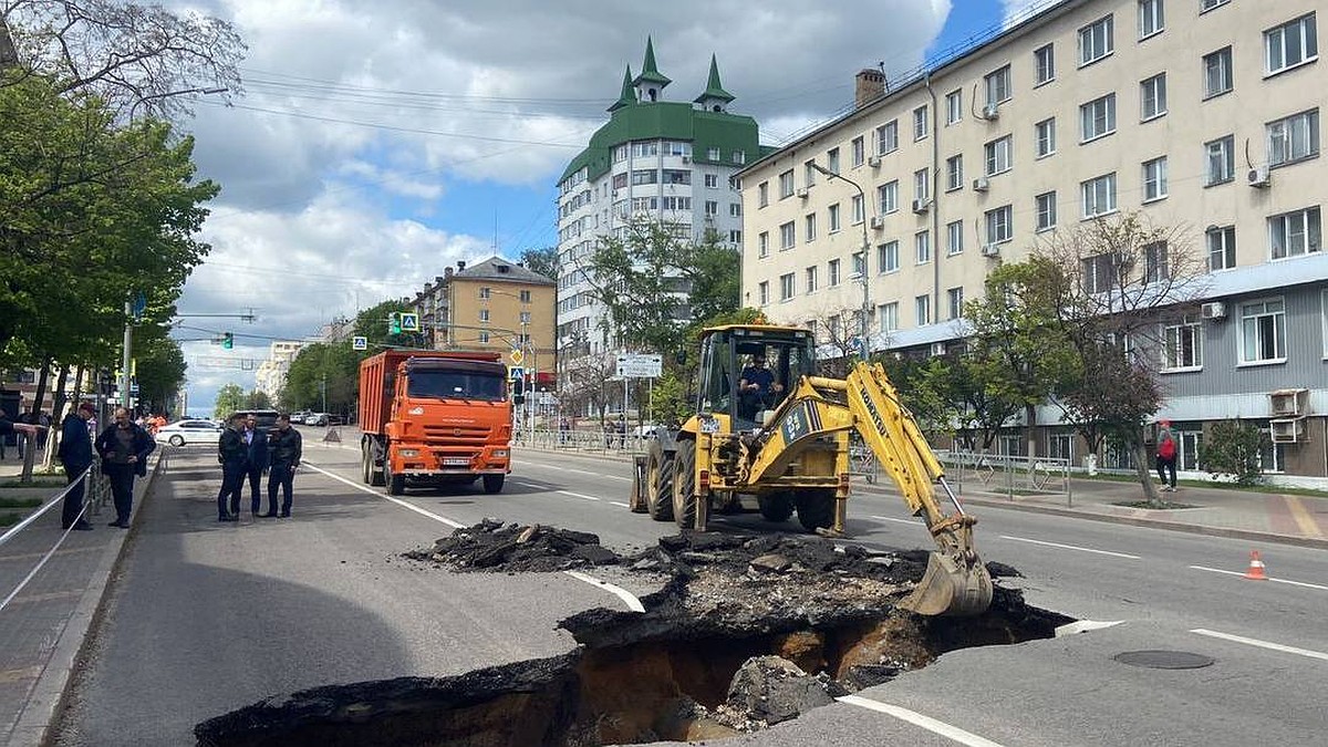 В Липецке на улице Советская провалился асфальт из-за порыва - KP.RU