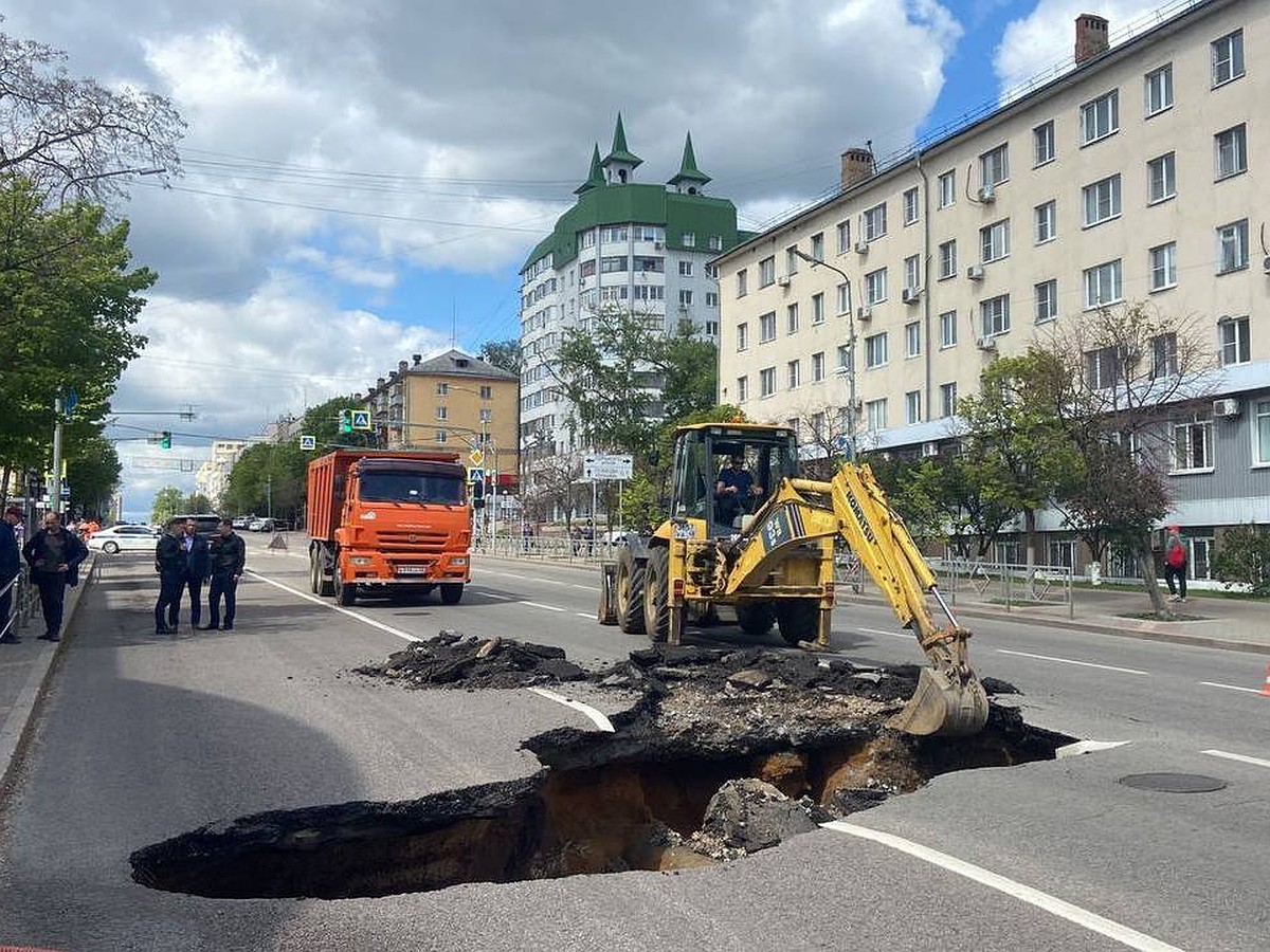 В Липецке на улице Советская провалился асфальт из-за порыва - KP.RU