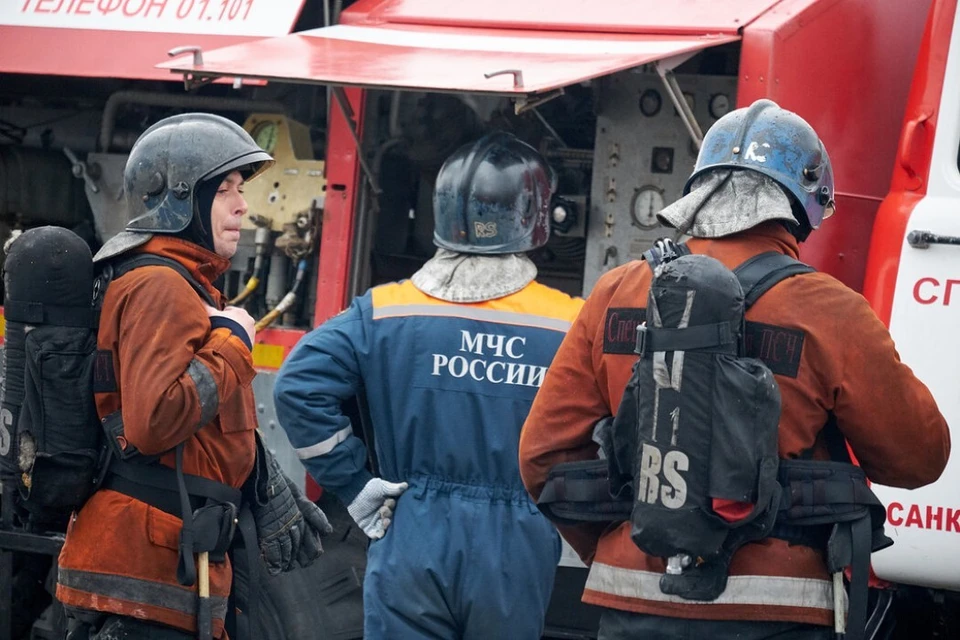 Мужчину увезли в больницу после пожара в Невском районе Петербурга