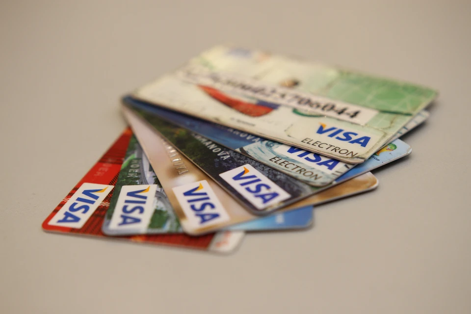 Жители Владивостока украли банковскую карту у женщины и купили на ее деньги спиртное с продуктами