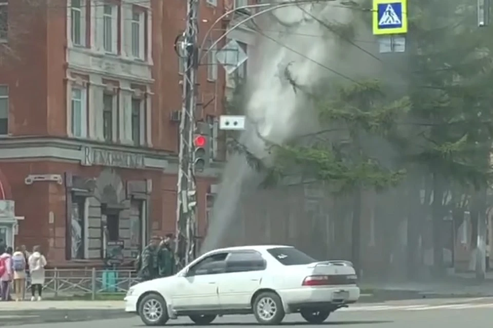 Пешеходов обдало фонтаном горячей воды Фото: скриншот из видео