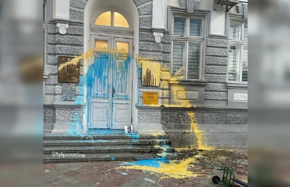 Фотография испачканной двери администрации за час разлетелась по социальным сетям. Фото: Талипов Онлайн / Телеграм