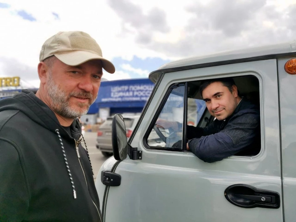 Дмитрий Хубезов (за рулем) рассказал в соцсетях об очередной поездке в Донбасс.