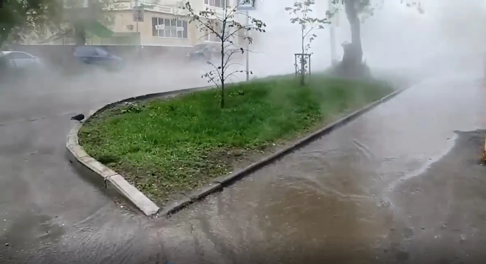 Залило горячей водой. Прорвало. Прорыв воды на Белинского. Прорыв воды вверх. Термальные источники Пермь.