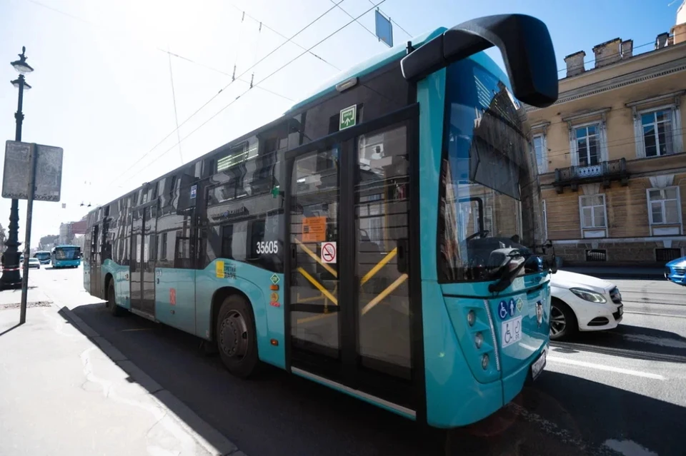 В Петербурге умер пассажир автобуса в утренний час пик.