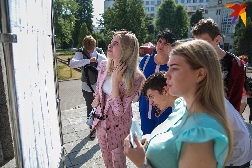 В Минобразования рассказали, когда можно будет узнать проходные баллы в вузы.