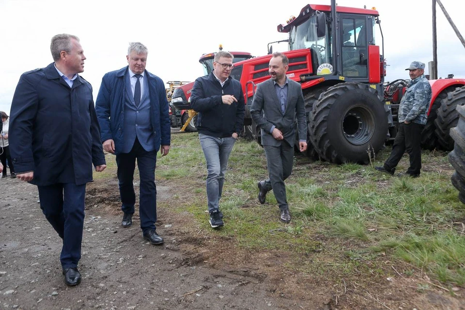 Аграрии-новаторы из Верхнеуральского района рассказали губернатору о необычном способе обработки пашни. Фото: gubernator74.ru