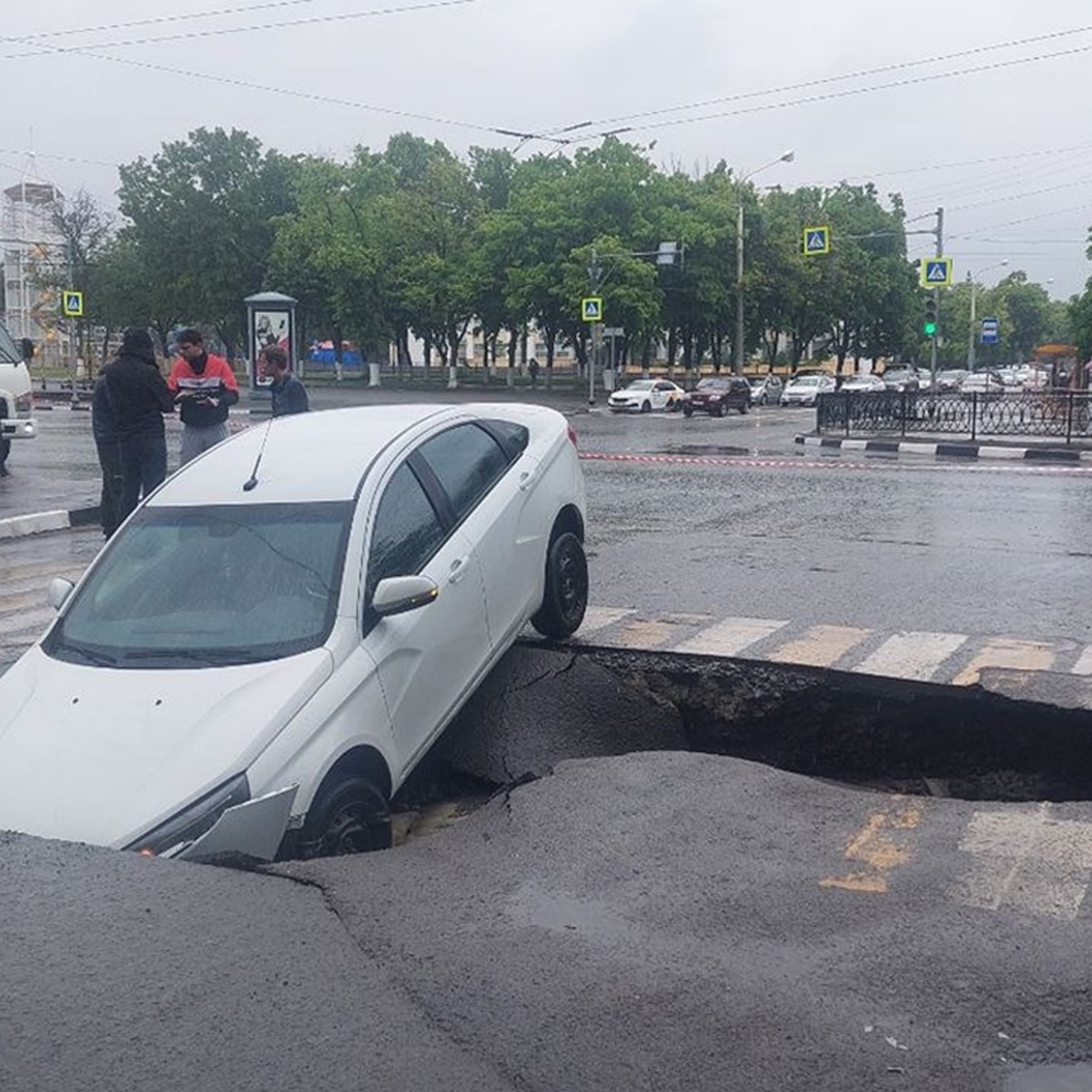 В Ростове автомобиль провалился в гигантскую яму - KP.RU