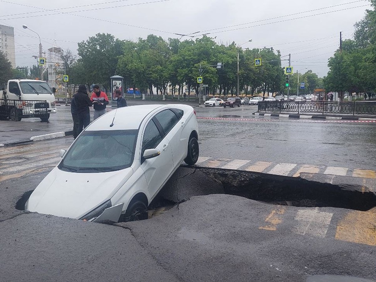 В Ростове автомобиль провалился в гигантскую яму - KP.RU