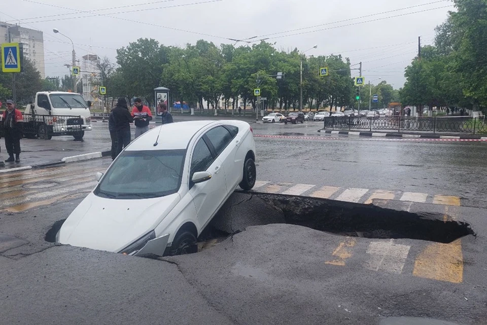 В яме оказалась передняя часть автомобиля. Фото: Екатерина Попова.