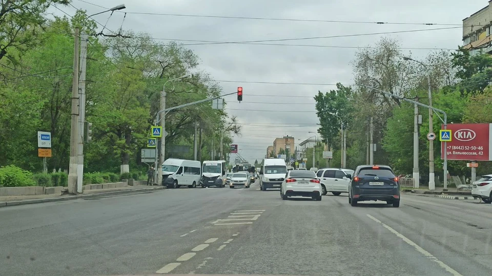 На севере Волгограда столкнулись две маршрутки и «Нива»