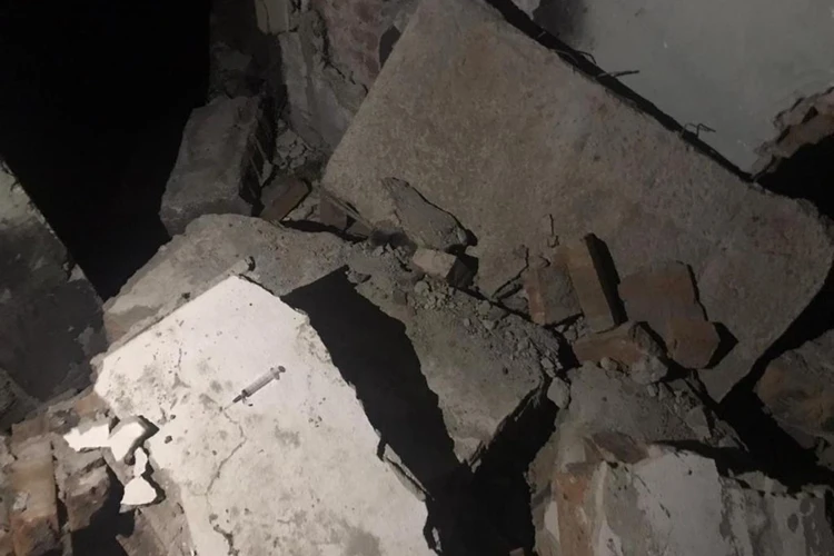 В Красноярском крае 12-летнего мальчика насмерть придавило бетонной плитой в заброшенном здании
